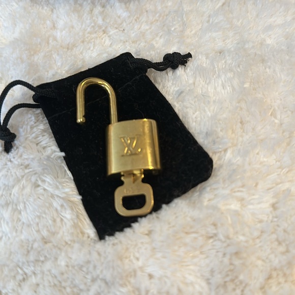 Louis Vuitton Lock & Key # 339 - Picture 4 of 4